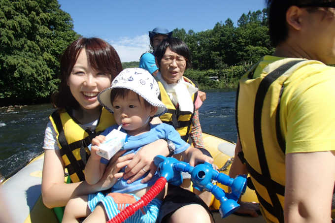 赤ちゃんと川下り